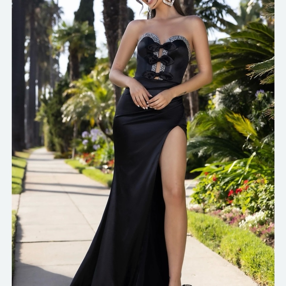 Elegant Black Strapless Evening Gown
